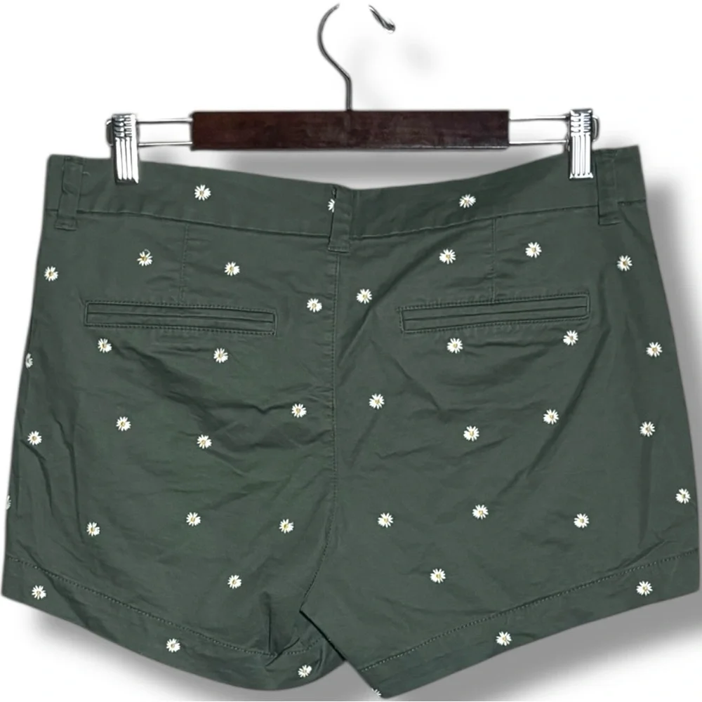 Old Navy Olive Green Small White Floral Print Women's Everyday Mid Rise Shorts